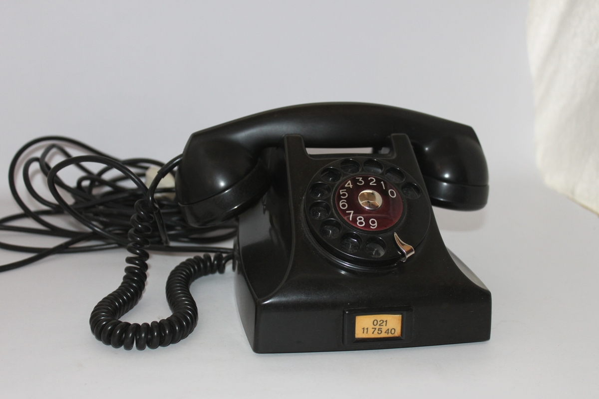 Bordstelefon i svart bakelit. Televerkets telefon modell BC 560/10.