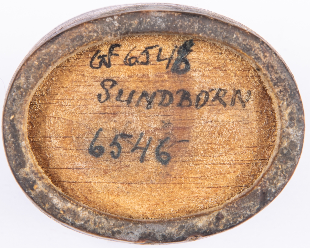 Litet träkar för salt, omålad.