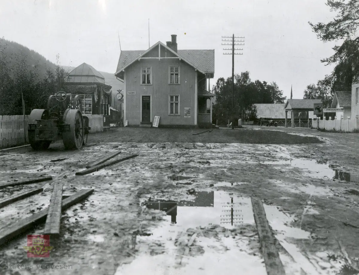 Bilde 1) Bildet viser Fagernes jernbanestasjon og stasjonsbygning i 1930. Til høyre på bildet skilt til a/s Jotunheimen & Valdresruten Bilselskap. 
Klikk på pilen til høyre som viser framdriften i arbeid og ferdig veg med emulsjonsdekke i Fagernes i 1930.
Bilde 2) NVM00F36768 
Bilde 3) NVM00F36769
Bilde 4) NVM00F36770 
Bilde 5) NVM00F36766

Se Relasjon/Relaterte objekter lenger ned på siden som viser bilde av Brødrene Brustads emulsjonsspredevogn i 1936. 
og Album "Till Veidirektør Andreas Baalsrud,  Fr. A.S.W. Odelberg, Gustavsberg, Sverige. Oslo 4 feb 1933. Försök: Tiärinbränkt grusbana. 1932".