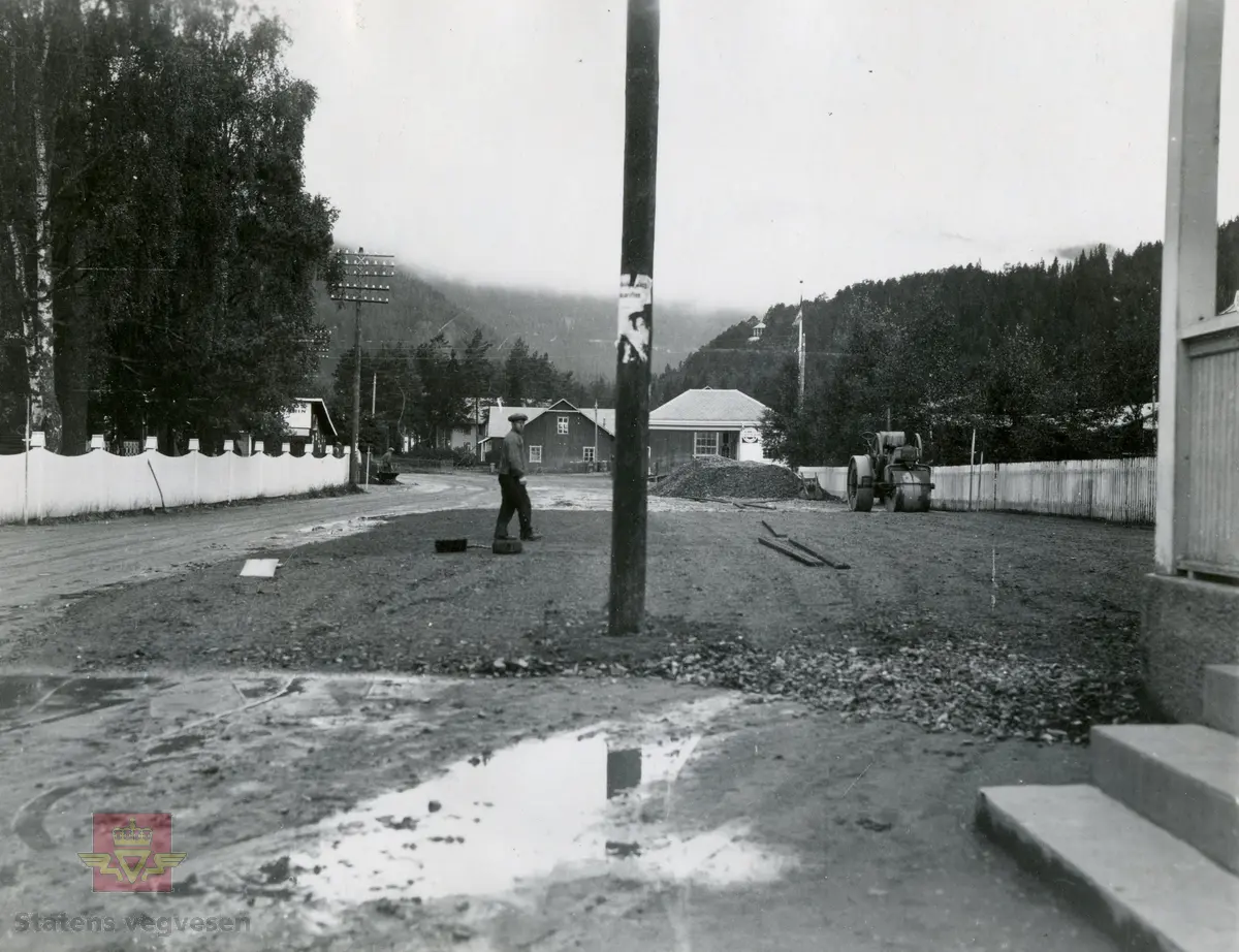 Bilde 1) Bildet viser Fagernes jernbanestasjon og stasjonsbygning i 1930. Til høyre på bildet skilt til a/s Jotunheimen & Valdresruten Bilselskap. 
Klikk på pilen til høyre som viser framdriften i arbeid og ferdig veg med emulsjonsdekke i Fagernes i 1930.
Bilde 2) NVM00F36768 
Bilde 3) NVM00F36769
Bilde 4) NVM00F36770 
Bilde 5) NVM00F36766

Se Relasjon/Relaterte objekter lenger ned på siden som viser bilde av Brødrene Brustads emulsjonsspredevogn i 1936. 
og Album "Till Veidirektør Andreas Baalsrud,  Fr. A.S.W. Odelberg, Gustavsberg, Sverige. Oslo 4 feb 1933. Försök: Tiärinbränkt grusbana. 1932".