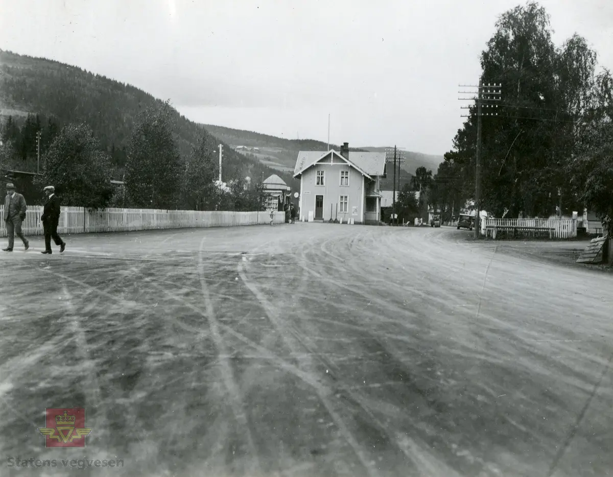 Bilde 1) Bildet viser Fagernes jernbanestasjon og stasjonsbygning i 1930. Til høyre på bildet skilt til a/s Jotunheimen & Valdresruten Bilselskap. 
Klikk på pilen til høyre som viser framdriften i arbeid og ferdig veg med emulsjonsdekke i Fagernes i 1930.
Bilde 2) NVM00F36768 
Bilde 3) NVM00F36769
Bilde 4) NVM00F36770 
Bilde 5) NVM00F36766

Se Relasjon/Relaterte objekter lenger ned på siden som viser bilde av Brødrene Brustads emulsjonsspredevogn i 1936. 
og Album "Till Veidirektør Andreas Baalsrud,  Fr. A.S.W. Odelberg, Gustavsberg, Sverige. Oslo 4 feb 1933. Försök: Tiärinbränkt grusbana. 1932".