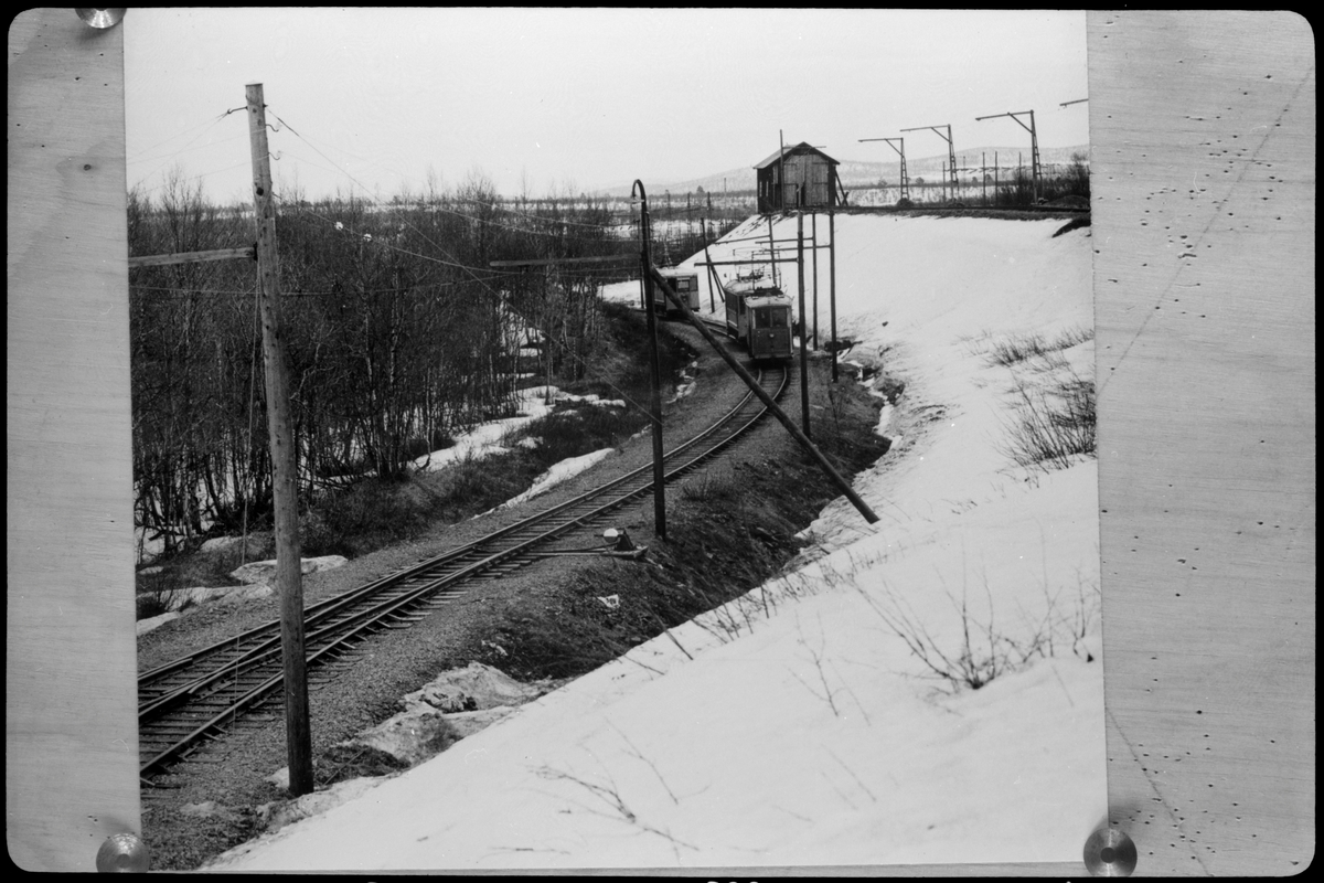 Tre Luossavaara-Kiirunavaara Aktiebolag, LKAB spårvagnar ute på spåret den sista turen den 29 maj 1958 då spårvägen lades ner.