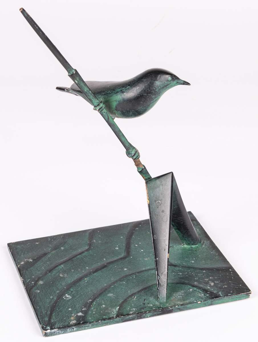 Produktionsexemplar. Skulpturen gjuten i brons, patinerad.