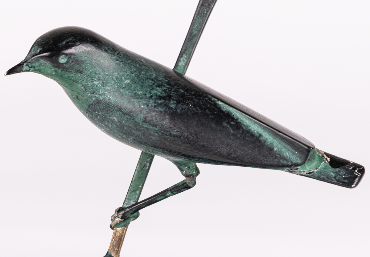 Produktionsexemplar. Skulpturen gjuten i brons, patinerad.