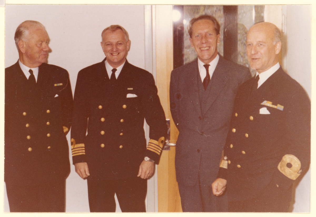 Bilden visar Gunnar Jedeur-Palmgren med andra militärer på besök i Motala.