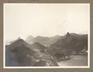 Bilden föreställer en vy från Sockertoppen över Rio de Janeiro. Den markanta toppen på höger sidan är berget Corcovado innan kristusstatyn Cristo Redentor byggdes.