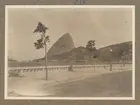 Bilden visar Sockertoppen i Rio de Janeiro sett från stranden Praia do Flamengo.