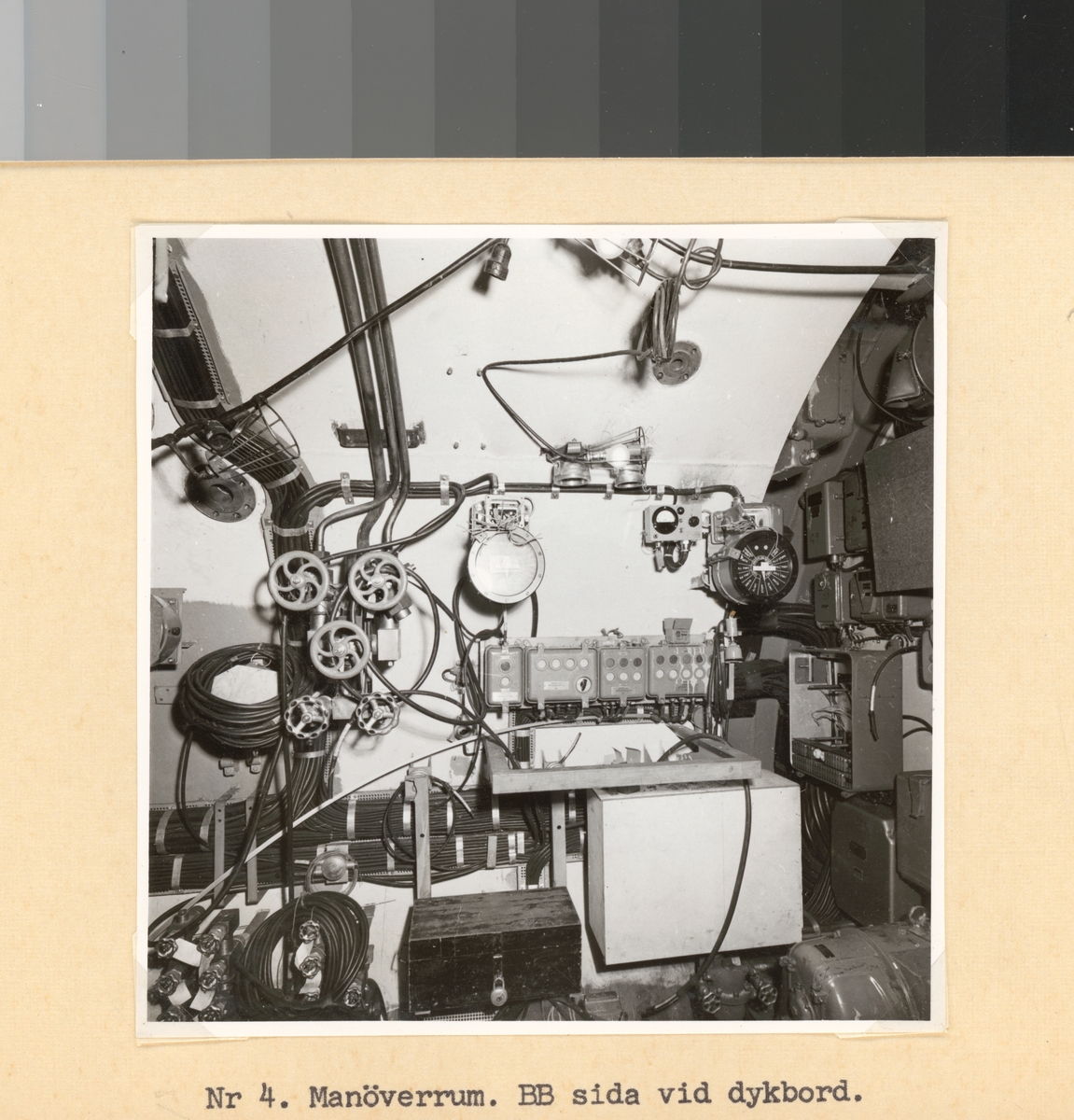 Manöverrum. BB sida vid dykbord.
