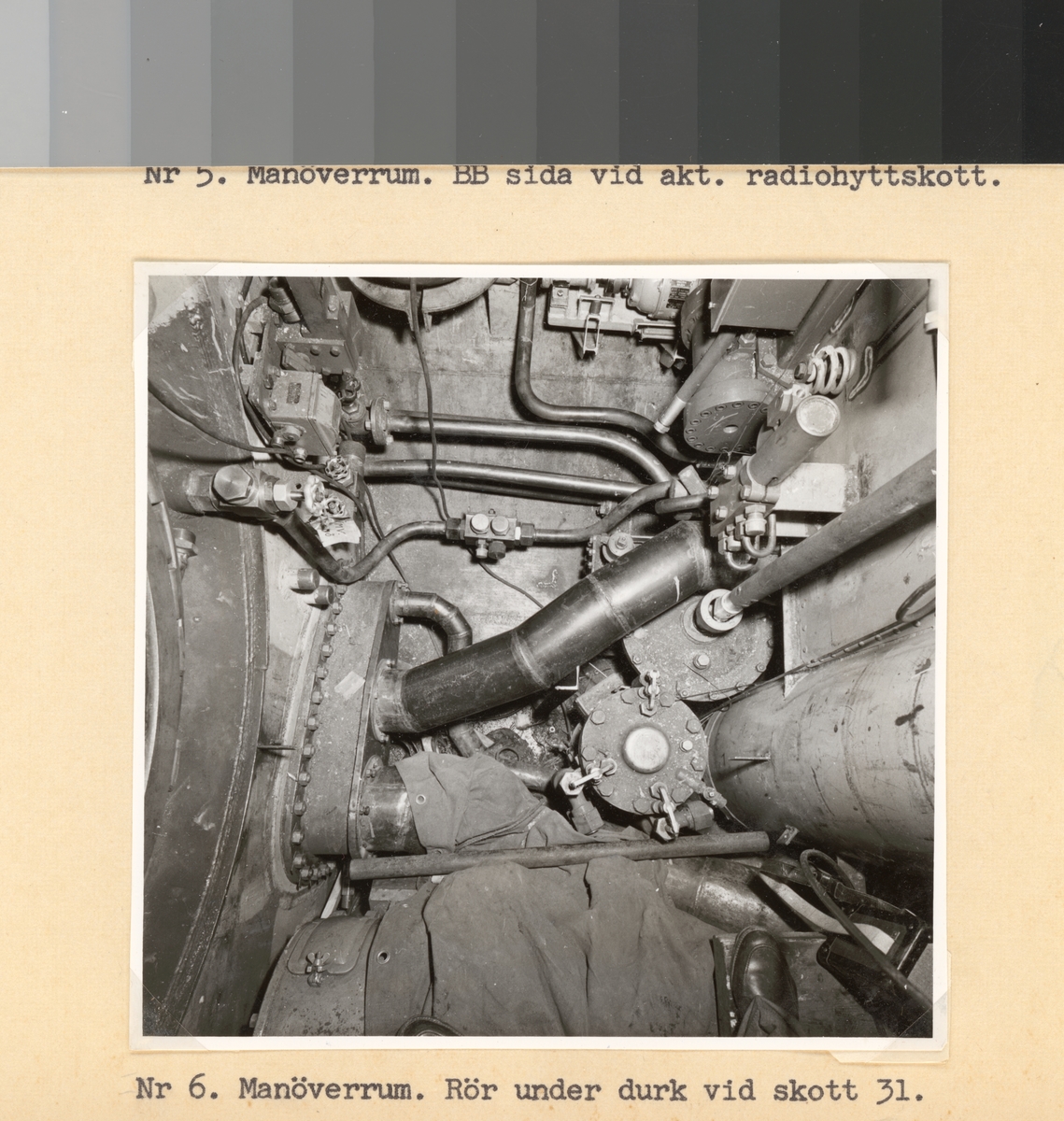 Manöverrum. Rör under durk vid skott 31.