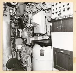 Manöverrum. BB:s sida sedd förifrån. 878-24