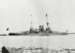 Pansarskeppet NIORD till ankars i Karlskrona skärgård.