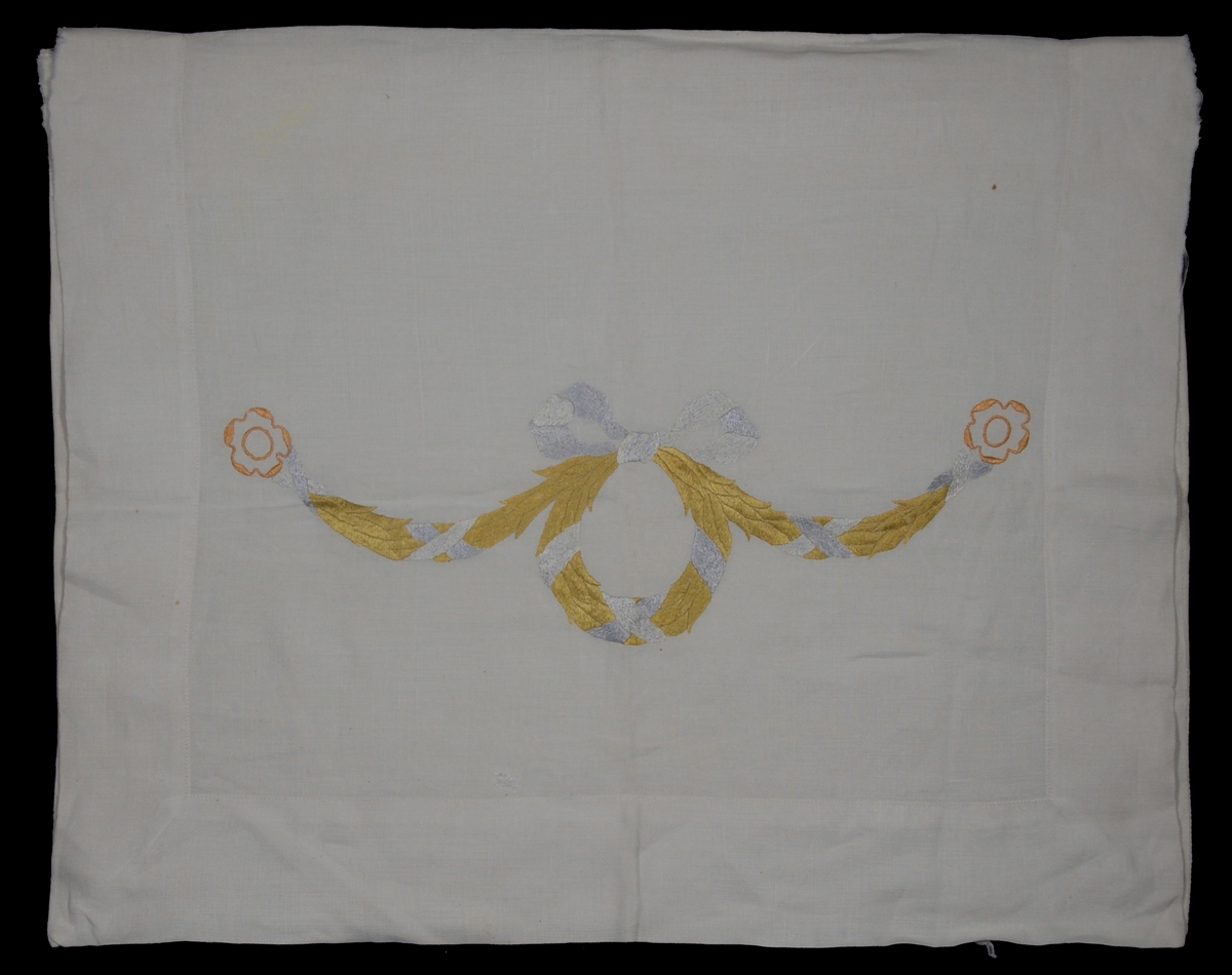 Väven vävd av 1/2 oblekt towgarn. Mönstret handtryckt i svart, rött, gult och blått. 3 män med föremål i handen. På en stol sitter en kvinna med ett barn i knäet, mannen närmast kvinnan står på knä framför henne. Bakom kvinnan står ytterligare en man. Rutmönster mellan figurerna. Kolonner vid båda kortsidorna. Ovanför figurerna står texten: Om de wise mäns offer matt. 2 cap - af Saba. Under figurerna står texten: konungar komma tre. guld, rökelse och mirrham offrade de. Därunder stiliserad ornamentsbård. Stadkanter vid långsidorna, ofållad vid kortsidorna.