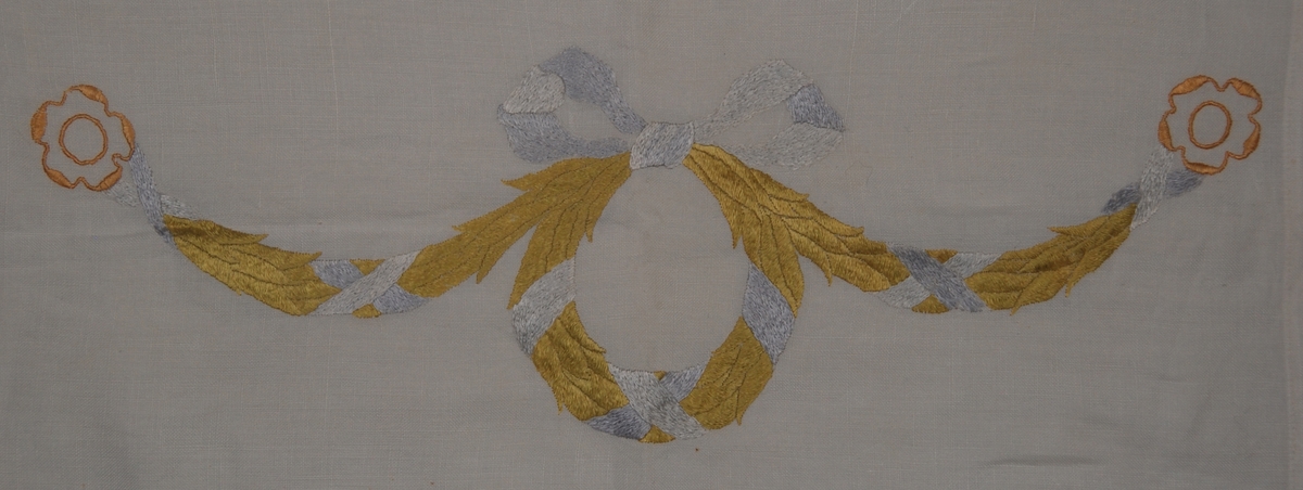 Väven vävd av 1/2 oblekt towgarn. Mönstret handtryckt i svart, rött, gult och blått. 3 män med föremål i handen. På en stol sitter en kvinna med ett barn i knäet, mannen närmast kvinnan står på knä framför henne. Bakom kvinnan står ytterligare en man. Rutmönster mellan figurerna. Kolonner vid båda kortsidorna. Ovanför figurerna står texten: Om de wise mäns offer matt. 2 cap - af Saba. Under figurerna står texten: konungar komma tre. guld, rökelse och mirrham offrade de. Därunder stiliserad ornamentsbård. Stadkanter vid långsidorna, ofållad vid kortsidorna.