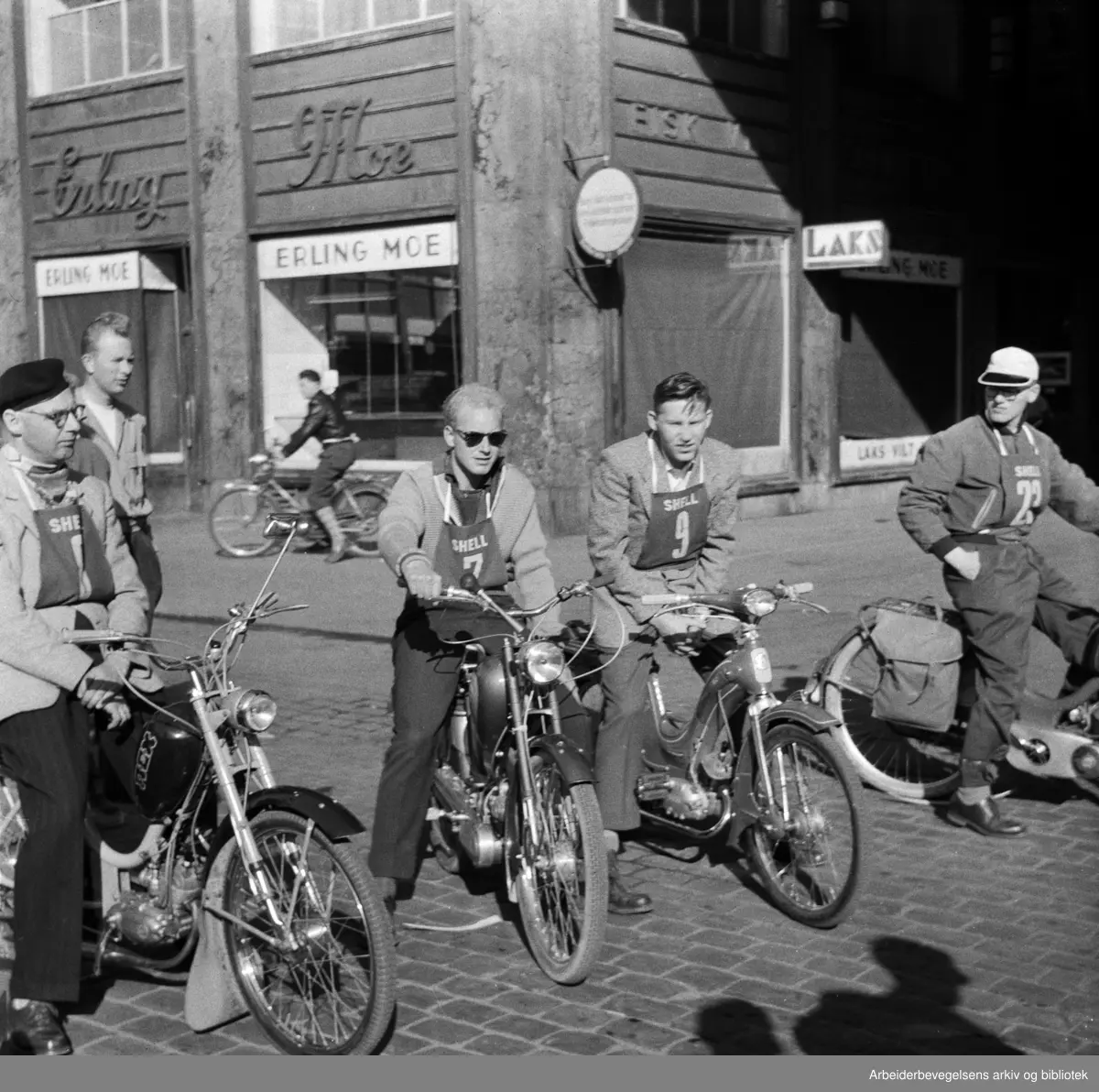 Arbeiderbladet arrangerer moped-tur fra Yongstorget til Frambu (Siggerud i Ski kommune) i samarbeid med Norges Sykkel- og Mopedeieres Forening, 10. juni 1958.
