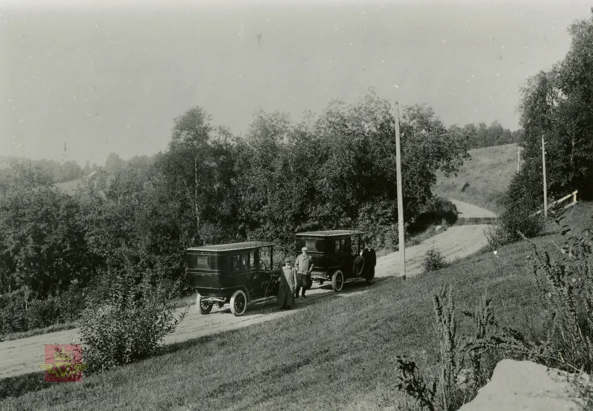 Bilde 1) Automobilene på vei til Rødhammer. Rex Simplex Automobil nr. 1 og nr. 2  på tur opp Eggevammen på prøvetur i 1908. Fører i bil nr. 1 er Oliver Joakim Ivarsen (Ivarson), i bil nr. 2 Martin Skar. En tredje person på bildet er ukjent. 
Bilde 2) Tekst på bildet: "Eggelien ved Stenkjær". Oppe i Vammen i Heggelia. NVM17F05604. 

Fotografiet med ramme er tidligere registrert med gjenstandsnummer NVM 00-G-03050. 
Se Relasjon/Relaterte objekter  for mer informasjon.