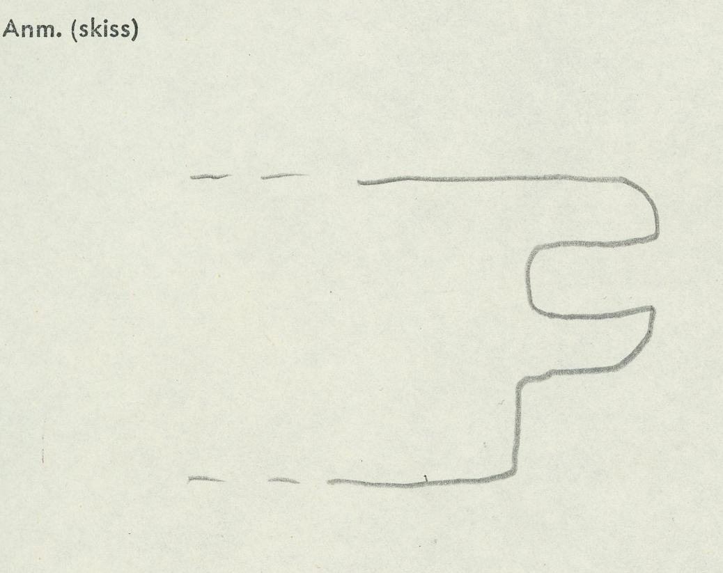 Laggstav till en balja. I stavens övre del finns ett urtag för en regel eller tvärslå. Urtaget är skadat och den övre delen saknas. Runt urtaget finns en fasad nedsänkning, eventuellt för någon form av beslag. På insidan av stavens nedre ände finns ett urtag. Urtaget är ett hugget spår där baljans bottenplatta sitter.