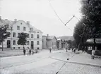 Kristinedalspartiet vid Kungsgatan mitt för Pilgatan i Jönköping. Stenhuset ritades 1902 av August Atterström.