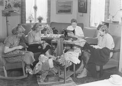 Fru Aunaas med flere syr