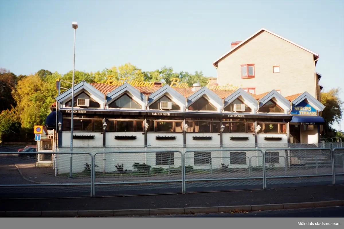 Sahlins terrass på Storgatan. Mölndalsbro i dag - ett skolpedagogiskt dokumentationsprojekt på Mölndals museum under oktober 1996. 1996_1061-1076 är gjorda av högstadieelever från Kvarnbyskolan 9C, grupp 3. Se även 1996_0913-0940, gruppbilder på klasserna 1996_1382-1405 samt bilder från den färdiga utställningen 1996_1358-1381.