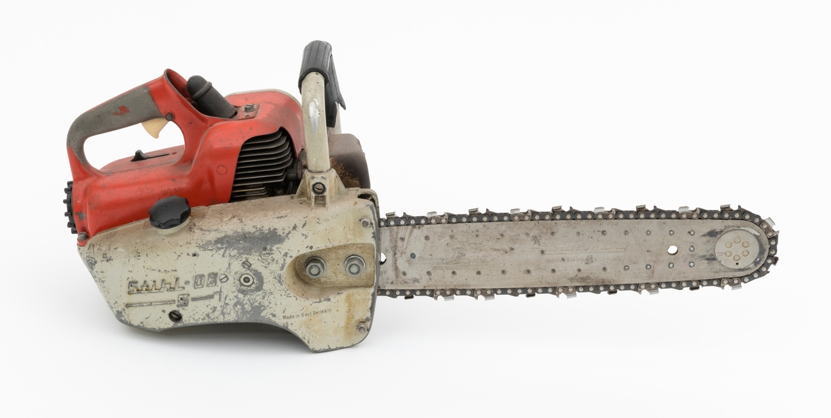 Motorsag av typen Stihl 08 S beregnet for en person, enmannssag, med påmontert sverd og sagkjede. [ Vedlagte filer under fanen "Referanse til filer" er koblet både til Stihl 08 og 08 S.] For registrator ser saga ut til å være tilnærmet komplett, men barkstøtten som var vanlig på disse sagene er ikke påmontert. Forgassersystemet (membranforgasseren) kan snus i ulike vinkler uten at det påvirker motorens gang. Dermed kan saga brukes til felling, kapping og kvisting uten at motoren stopper. 

Sags komponenter er i hovedsak utført i stål, aluminium og presstøpte metallegeringer. Saga har stående sylinder med eksospotte, lydpotte, (lyddemper) i front. Påfylling for bensin på venstre side av sagkroppen, tanken er plassert bak motoren. Kjedeoljetanken gjenfinnes på høyre side av sagkroppen med påfylling oppå tanken. Fremre håndtaksbøyle, som omslutter saga, er innfestet i høyre sidedeksel, sverddeksel/clutchdeksel. Bøylen er også festet til undersiden starthusdekselet (sagas venstre side).  Stålrørsbøylen er delvis polstret med svart gummi. Bakre håndtak utgjør en enhet med deksel over sylinder og luftfilter.  Gasshendelen er montert i håndtaket og kan betjenes med pekefinger som et pistolgrep.  

Fra en medfølgede lapp til og andre kilder gjengis det her noen tekniske spesifikasjoner for saga: 
Motor: Totaktsmotor
Sylindervolum: 50 kubikkcentimeter.
Ytelse: 3,2 hestekrefter ved 7000 omdreininger per minutt.
Vekt: 9,2 kg (med sverd kjede og fyllte tanker, 8,3 kg uten bensin og olje, også oppgitt til 7,9 kg for 08 S)  
Drivstofftank: 0,82 liter / 0,76 liter.
Oljetank: 0,35 liter.

For en teknisk beskrivelse av saga se vedlagte filer under fanen "Referanser til filer".