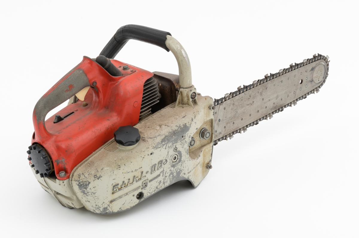 Motorsag av typen Stihl 08 S beregnet for en person, enmannssag, med påmontert sverd og sagkjede. [ Vedlagte filer under fanen "Referanse til filer" er koblet både til Stihl 08 og 08 S.] For registrator ser saga ut til å være tilnærmet komplett, men barkstøtten som var vanlig på disse sagene er ikke påmontert. Forgassersystemet (membranforgasseren) kan snus i ulike vinkler uten at det påvirker motorens gang. Dermed kan saga brukes til felling, kapping og kvisting uten at motoren stopper. 

Sags komponenter er i hovedsak utført i stål, aluminium og presstøpte metallegeringer. Saga har stående sylinder med eksospotte, lydpotte, (lyddemper) i front. Påfylling for bensin på venstre side av sagkroppen, tanken er plassert bak motoren. Kjedeoljetanken gjenfinnes på høyre side av sagkroppen med påfylling oppå tanken. Fremre håndtaksbøyle, som omslutter saga, er innfestet i høyre sidedeksel, sverddeksel/clutchdeksel. Bøylen er også festet til undersiden starthusdekselet (sagas venstre side).  Stålrørsbøylen er delvis polstret med svart gummi. Bakre håndtak utgjør en enhet med deksel over sylinder og luftfilter.  Gasshendelen er montert i håndtaket og kan betjenes med pekefinger som et pistolgrep.  

Fra en medfølgede lapp til og andre kilder gjengis det her noen tekniske spesifikasjoner for saga: 
Motor: Totaktsmotor
Sylindervolum: 50 kubikkcentimeter.
Ytelse: 3,2 hestekrefter ved 7000 omdreininger per minutt.
Vekt: 9,2 kg (med sverd kjede og fyllte tanker, 8,3 kg uten bensin og olje, også oppgitt til 7,9 kg for 08 S)  
Drivstofftank: 0,82 liter / 0,76 liter.
Oljetank: 0,35 liter.

For en teknisk beskrivelse av saga se vedlagte filer under fanen "Referanser til filer".