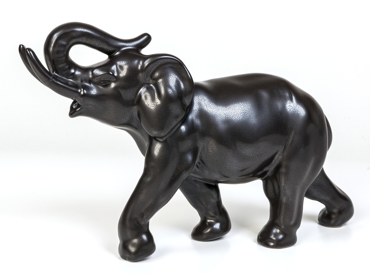 Figurin Ferro, elefant i svart glasyr Mangania, formgiven av modellör Ruben Wallström 1943. Ferro finns i två storlekar, denna är den större av dem.