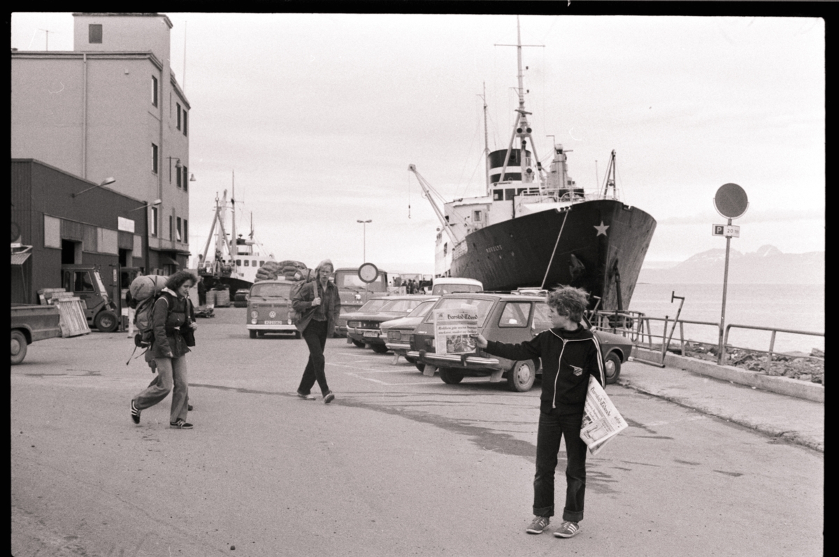 Gutt selger Harstad Tidende på kaia i Harstad.