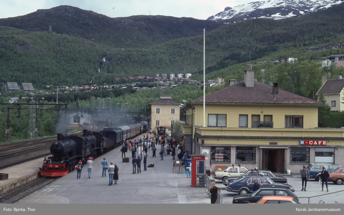 Narvik stasjon med ankommende ekstratog fra Bergslagernas Järnväg, trukket av to svenske damplokomotiver litra E nr. 909 og 935