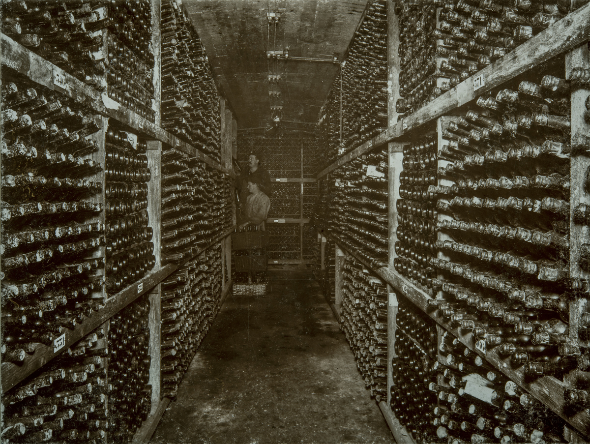 P.A. Larsens vinkjeller. 