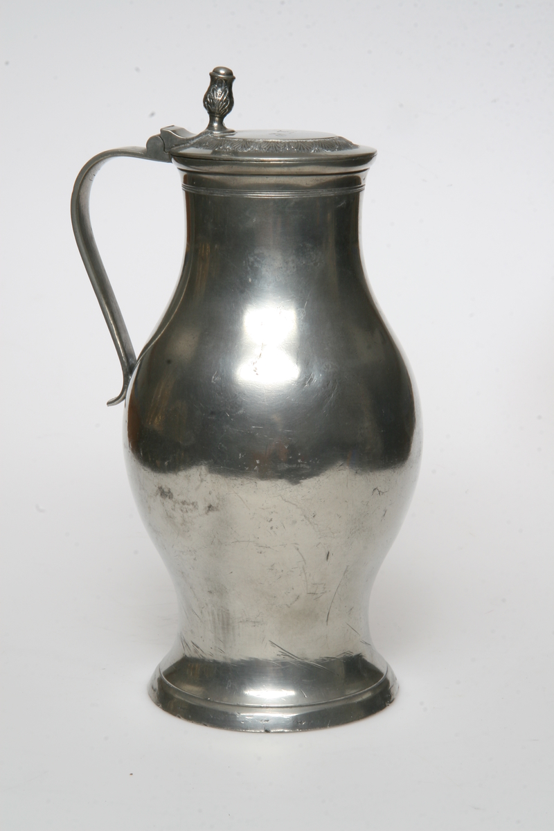 Tinnkanne med hank og lokk.