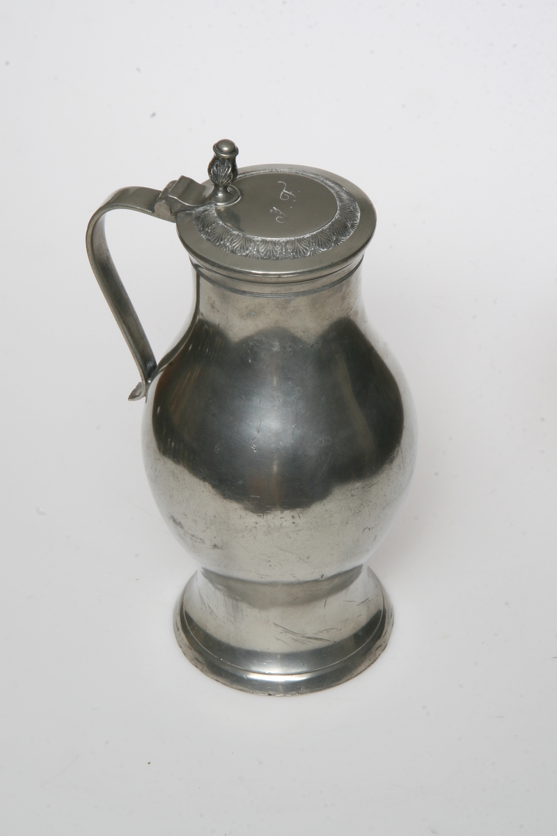 Tinnkanne med hank og lokk.