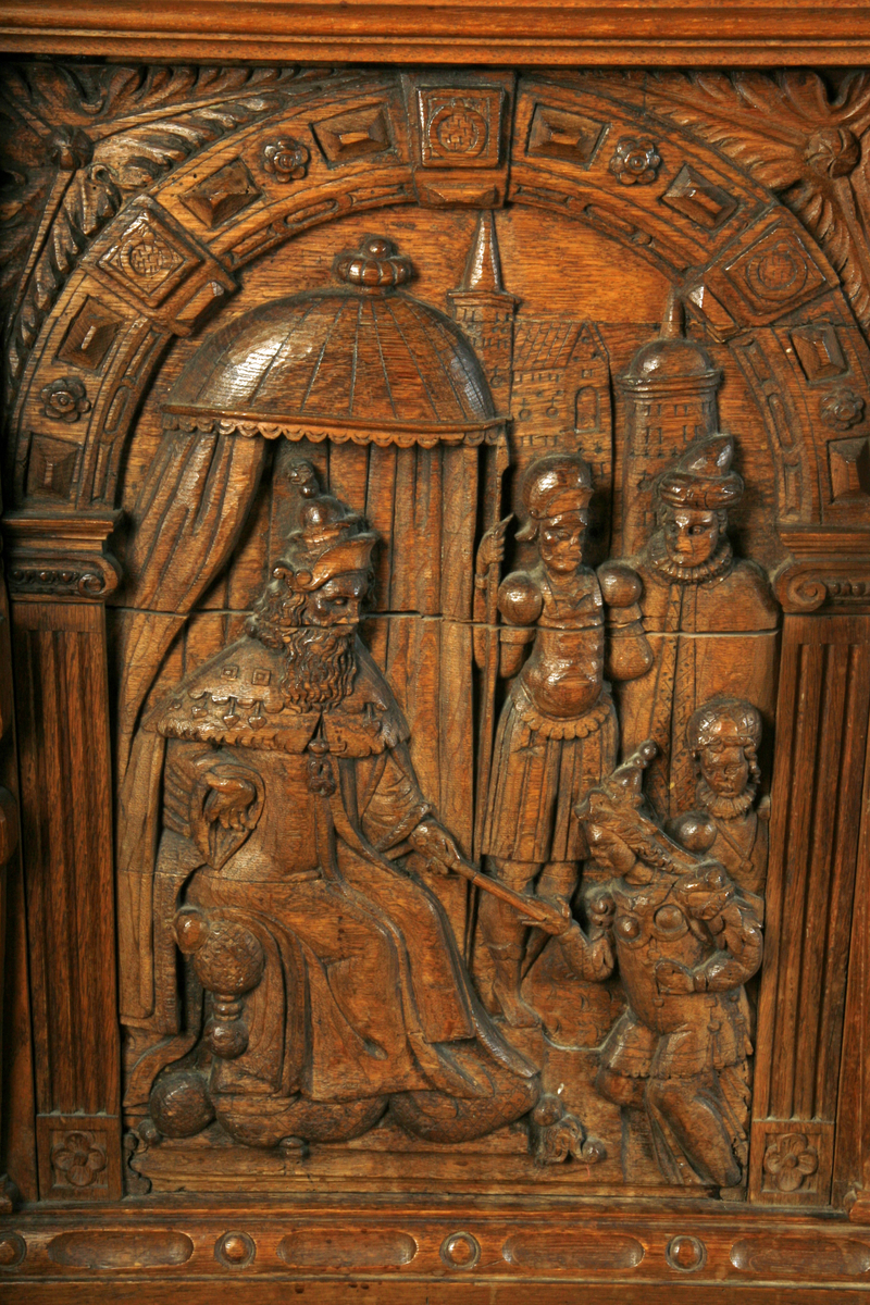 Fire felter med hver sin scene fra Esthers bok. Fortellingen om Esther begynner med at Kong Xerxes ønsker seg en ny dronning, da dronning Vasjti nekter å vise seg frem for hans drukne gjester. Den foreldreløse Esther blir valgt inn i kongens harem og kongen velger den vakre Esther til ny dronning. Esther forteller ikke til kongen at hun er jøde. Haman er en av kongens nærmeste menn og da Esthers onkel Mordecai nekter å bøye seg for Haman bestemmer han seg for å ikke bare drepe Mordecai, men alle jødene i kongeriket. Haman klarer på en slu måte å få med seg kongen på denne planen. Mordecai overbeviser Esther om å appelere til kongen. Å tre inn i kongens nærvær uten invitasjon kunne bety dødsstraff og i første scene avbildet på kisten ser vi en nervøs Esther bøye seg for kongen. Kongen strekker ut gullsepteret, hvilket betyr at kongen ønsket å ta imot henne. Hun fikk ønske seg hva hun vil av kongen og inviterer derfor kongen og Haman på en fest. I andre scene som er avbildet på kistens fremside ser vi Esther sammen med kongen og Haman, i det øyeblikket da Esther forteller kongen om Haman sin sammensvergelse mot jødene og dermed også mot henne selv. Kongen blir rasende og Haman blir hengt, i den samme galgen han selv hadde fått bygget for Mordecai. I scene tre kan vi se Haman i galgen i bakgrunnen, mens vi i forgrunnen ser soldater, den ene til hest. Soldatene symboliserer sannsynligvis jødene, som etter en erklæring fra kongen, nå var i stand til å beskytte seg selv. Den dagen Haman hadde bestemt at jødene skulle henrettes, vant de en stor seier over sine fiender og dagen etter ble en festdag, som fortsatt feires av dagens jøder som purimfesten. Mordecai var fra nå av nest etter kongen i makt og høyt æret blant jødene og alle sine landsmenn. Den siste scenen viser kongen sittende på tronen med en hund ved føttene, ved siden av står en mann med en bok og en mann står bak en mur. Mannen på tronen peker på mannen bak muren med septeret. Dette kan være ment å symbolisere Mordecai, idet kongen forfremmer ham til hans nærmeste rådgiver. Først står han utenfor gjerdet, men så retter kongen septeret mot ham og ønsker han velkommen inn. Hunden symboliserer Mordecais trofasthet.
Fem våpenskjold holdt av hver sin figur skiller de fire motivene fra Esthers bok: det første våpenskjoldet med en lukket krone blir holdt av en mannsfigur med en bok, våpenskjoldet med en løve blir holdt av en kvinnefigur som holder seg til brystet, et våpenskjold med bilde av en sau blir holdt av en kvinne som holder en fakkel (?), et våpenskjold med tre trekanter blir holdt av en mann som drar seg selv i skjegget og det siste våpenskjolden viser tegnet for tro, håp og kjærlighet og blir holdt av en kvinne som også bærer et kors.
