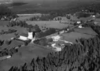 Flygfoto över Lemnhults kyrka i Vetlanda kommun, Jönköpings län.  Nr: 1213/1957