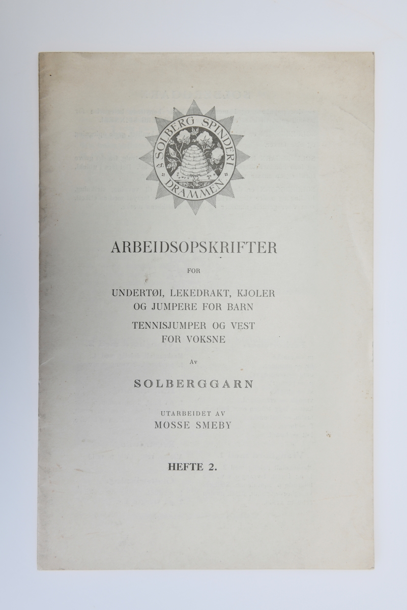 Et hefte med strikkeoppskrifter til Solberggarn utarbeidet av Mosse Smeby og utgitt av Solberg Spinderi. Forsiden har påtrykt tekst og logoen til Solberg Spinderi. Side 2 har informasjon om Solberggarn og en oversikt over forkortelser innen strikking samt en enkel innføring i ulike strikkemetoder. Side 3-16 inneholder ulike strikkeoppskrifter. Hver oppskrift er illustrert med sorthvite fotografier, og enkelte har mønsterdiagram. Heftet er stiftet sammen i ryggen.