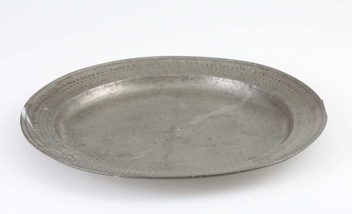 Fat av tenn.
Runt, hamrat stekfat. Brämen avslutas med rundstav. På brämens ytterkant finns två graverade monogram inom en bård: "S.O.S., K.A.D., 1822". På brämens undersida finns graverat ägarinitialer: "I.V.R.". Stämplar på brämens översida.

Inskrivet i huvudbok 1886.