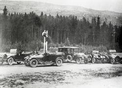 Tigerpumpa på Fagernes med gamle bilar. Bildet er tatt ca.19