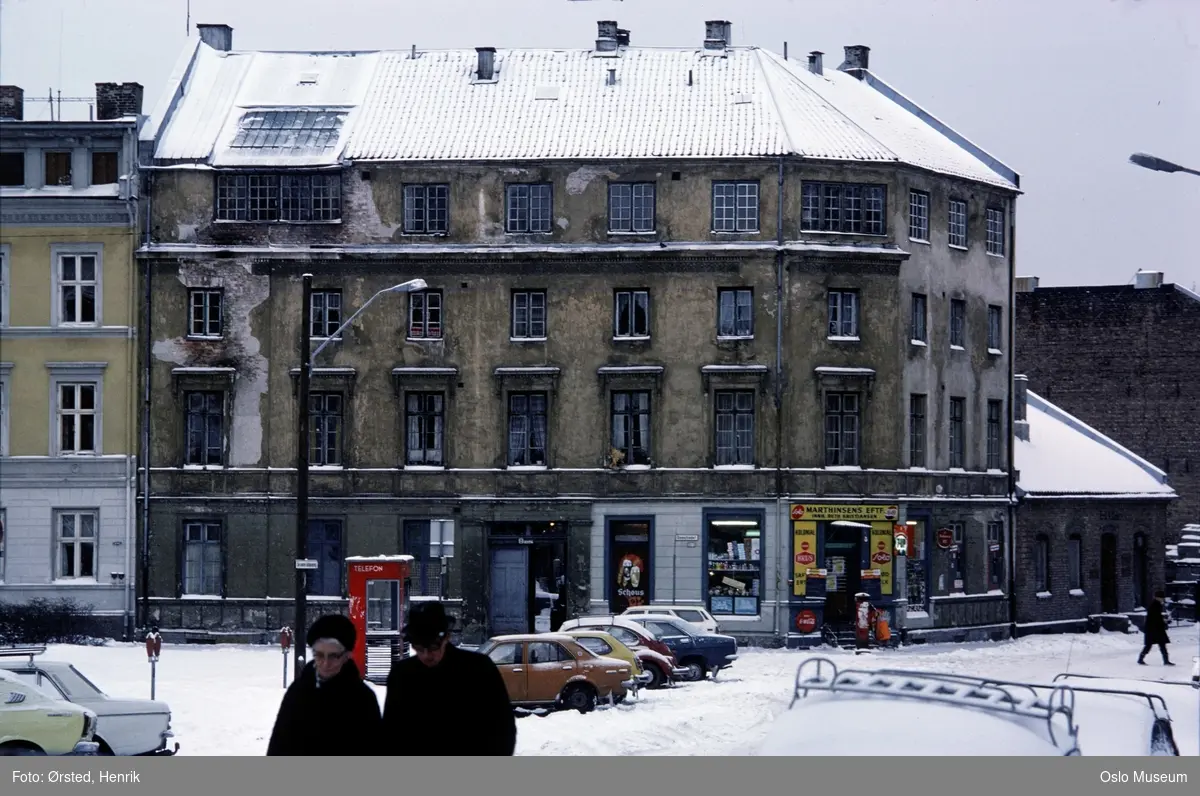 plass, mann, kvinne, biler, bygårder, kolonialforretning, ateliervindu, telefonkiosk, snø