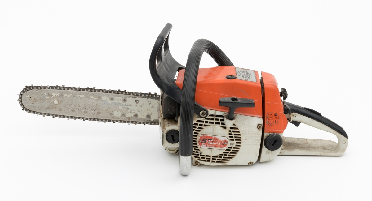 Motorsag av typen Stihl 024 AV (super) beregnet for en person, enmannssag, med påmontert sverd og sagkjede. For registrator ser saga ut til å være komplett.  Stramming av sagkjedet skjer på denne sagmodellen rett inn fra siden på høyre sidedeksel. Sidedekselet på høyre side er  festet med 1 mutter.  Forgassersystemet (membranforgasseren) kan snus i ulike vinkler uten at det påvirker motorens gang. Dermed kan saga brukes til felling, kapping og kvisting uten at motoren stopper. Foran fremre håndtaksbøyle er det påmontert en svart vernebøyle/verneskjerm for venstre hånd. Kjedebremsen utløses når bøylen presses fremover og om saga gjør et uventet kast (tilbakeslag). Saga har også varme i håndtakene. 

Sags komponenter er i hovedsak utført i stål, aluminium og presstøpte metallegeringer. Det er også endel komponenter i plast og gummi.  Saga har stående sylinder med eksospotte, lydpotte, (lyddemper) i front. Påfylling for bensin på venstre side bak på sagkroppen, tanken er plassert bak motoren. Bensintanken og det bakre håndtaket i plast utgjør en enhet. Kjedeoljetanken gjenfinnes foran på motorkroppen med påfylling på venstre side. Fremre håndtaksbøyle, som omslutter sagkroppen, er innfestet under sagkroppen på venstre side. På høyre side er den skrudd fast til sagkroppen rett bak bak sidedekselet.  Bryter for varmen i håndtaket gjenfinnes mellom skruene for innfesting av bøylen i sagkroppen.  Bøylen er  polstret med et svart riflete gummibelegg. 
Bakre håndtak som er utformet som et pistolgrep har gasshendel og gassperre i montert i håndtaket. Håndtaket har også høyrehåndsvern. 
Saga er avvibrert med gummielementer som reduserer vibrasjonene fra sagkroppen og sagkjedet til håndtakene. 
Stoppknappen gjenfinnes rett ved siden av det bakre håndtaket. Knappen har tre funksjoner: stopp, choke og halvgass. Tilgang til forgasserens justeringsdyser fås på høyre side av luftfilterdekselet. 



Fra en medfølgede lapp til og andre kilder gjengis det her noen tekniske spesifikasjoner for saga: 
Motor: Totaktsmotor
Sylindervolum: 42 kubikkcentimeter.
Ytelse: 2,9 hestekrefter.
Vekt: 5,2 kg (med 32 cm sverd og kjede også oppgitt til 5,6 kg.)
Drivstofftank: 0,47 liter. 
Oljetank: 0,32 liter.

For en teknisk beskrivelse av saga se vedlagt fil under fanen "Referanser til filer".