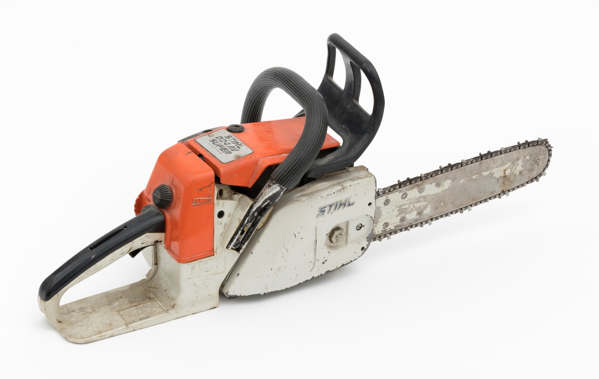 Motorsag av typen Stihl 024 AV (super) beregnet for en person, enmannssag, med påmontert sverd og sagkjede. For registrator ser saga ut til å være komplett.  Stramming av sagkjedet skjer på denne sagmodellen rett inn fra siden på høyre sidedeksel. Sidedekselet på høyre side er  festet med 1 mutter.  Forgassersystemet (membranforgasseren) kan snus i ulike vinkler uten at det påvirker motorens gang. Dermed kan saga brukes til felling, kapping og kvisting uten at motoren stopper. Foran fremre håndtaksbøyle er det påmontert en svart vernebøyle/verneskjerm for venstre hånd. Kjedebremsen utløses når bøylen presses fremover og om saga gjør et uventet kast (tilbakeslag). Saga har også varme i håndtakene. 

Sags komponenter er i hovedsak utført i stål, aluminium og presstøpte metallegeringer. Det er også endel komponenter i plast og gummi.  Saga har stående sylinder med eksospotte, lydpotte, (lyddemper) i front. Påfylling for bensin på venstre side bak på sagkroppen, tanken er plassert bak motoren. Bensintanken og det bakre håndtaket i plast utgjør en enhet. Kjedeoljetanken gjenfinnes foran på motorkroppen med påfylling på venstre side. Fremre håndtaksbøyle, som omslutter sagkroppen, er innfestet under sagkroppen på venstre side. På høyre side er den skrudd fast til sagkroppen rett bak bak sidedekselet.  Bryter for varmen i håndtaket gjenfinnes mellom skruene for innfesting av bøylen i sagkroppen.  Bøylen er  polstret med et svart riflete gummibelegg. 
Bakre håndtak som er utformet som et pistolgrep har gasshendel og gassperre i montert i håndtaket. Håndtaket har også høyrehåndsvern. 
Saga er avvibrert med gummielementer som reduserer vibrasjonene fra sagkroppen og sagkjedet til håndtakene. 
Stoppknappen gjenfinnes rett ved siden av det bakre håndtaket. Knappen har tre funksjoner: stopp, choke og halvgass. Tilgang til forgasserens justeringsdyser fås på høyre side av luftfilterdekselet. 



Fra en medfølgede lapp til og andre kilder gjengis det her noen tekniske spesifikasjoner for saga: 
Motor: Totaktsmotor
Sylindervolum: 42 kubikkcentimeter.
Ytelse: 2,9 hestekrefter.
Vekt: 5,2 kg (med 32 cm sverd og kjede også oppgitt til 5,6 kg.)
Drivstofftank: 0,47 liter. 
Oljetank: 0,32 liter.

For en teknisk beskrivelse av saga se vedlagt fil under fanen "Referanser til filer".