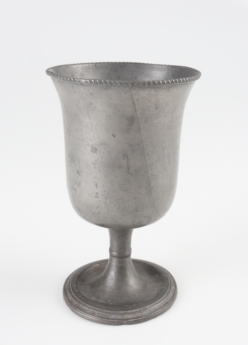 Nattvardskalkar (två st.) av tenn. 
Klockformade cuppor, dekorerade med repstavsdekor runt kanterna. Står på runda, profilerade fötter. 
Saknar stämplar.

Inskrivna i huvudbok 1929.