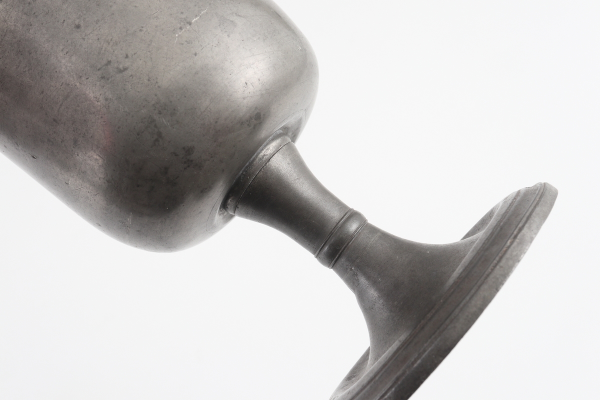 Nattvardskalkar (två st.) av tenn. 
Klockformade cuppor, dekorerade med repstavsdekor runt kanterna. Står på runda, profilerade fötter. 
Saknar stämplar.

Inskrivna i huvudbok 1929.