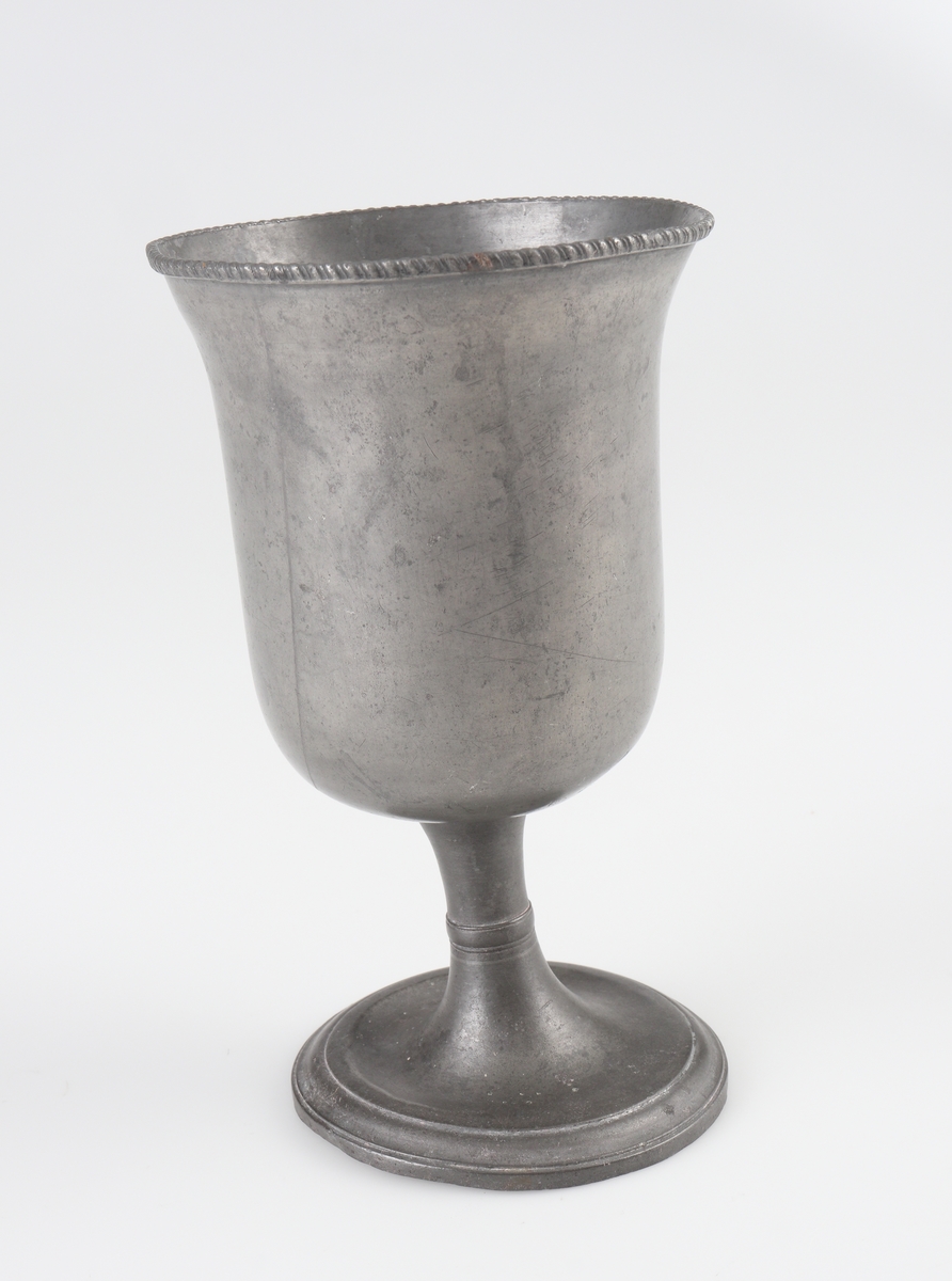 Nattvardskalkar (två st.) av tenn. 
Klockformade cuppor, dekorerade med repstavsdekor runt kanterna. Står på runda, profilerade fötter. 
Saknar stämplar.

Inskrivna i huvudbok 1929.