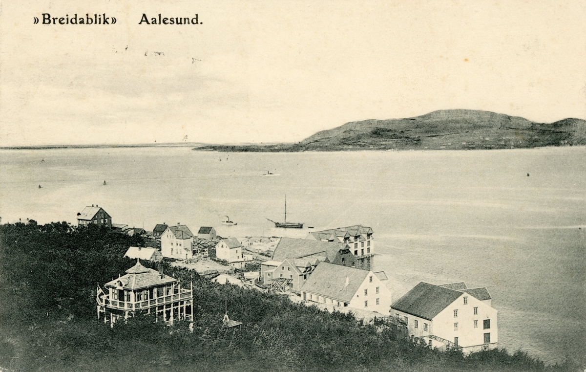 Oversiktsbilde av Verpingsvika i Ålesund sett mot Ellingsøy. Nede til venstre er kafeen "Breidablik".