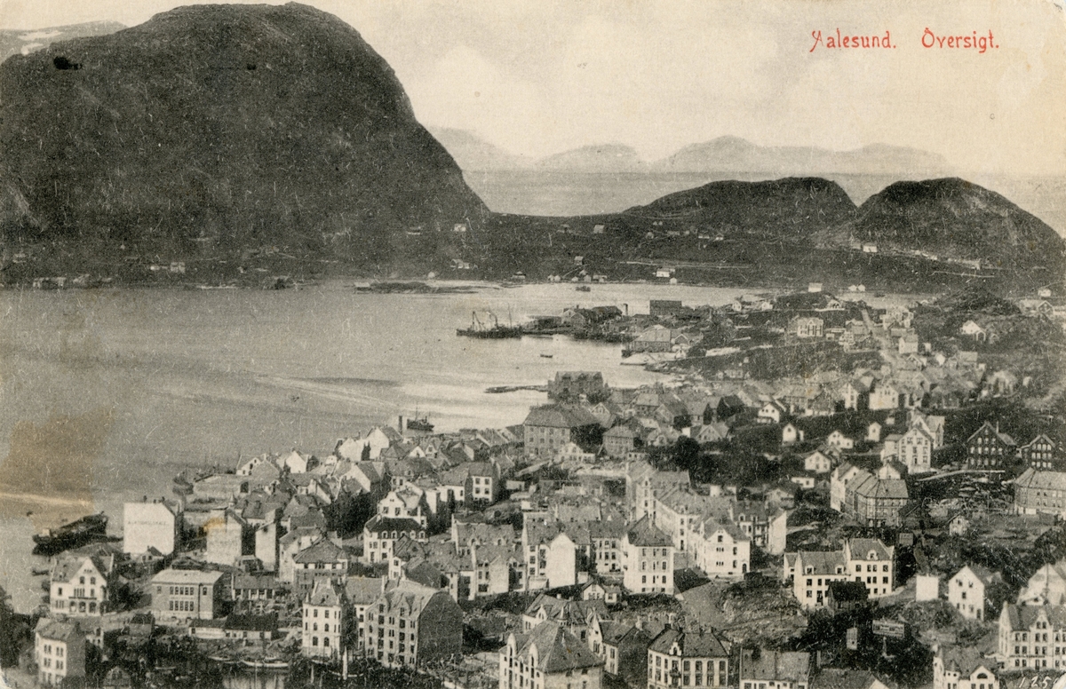 Oversiktsbilde av Aspøy i Ålesund sett fra Aksla.