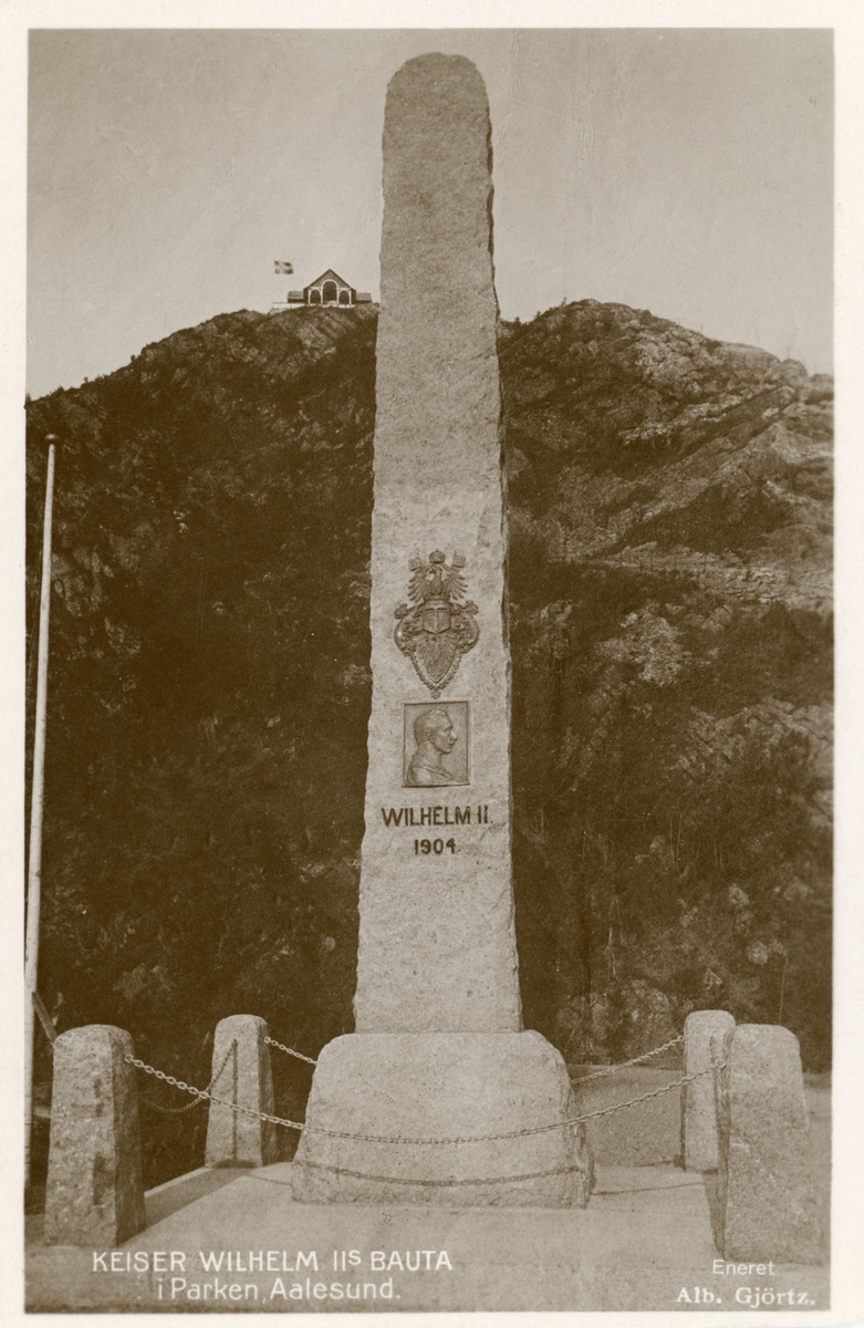 Motiv av Keiser Wilhelm II's bauta i Ålesunds park. I bakgrunnen er Aksla og Fjellstua.