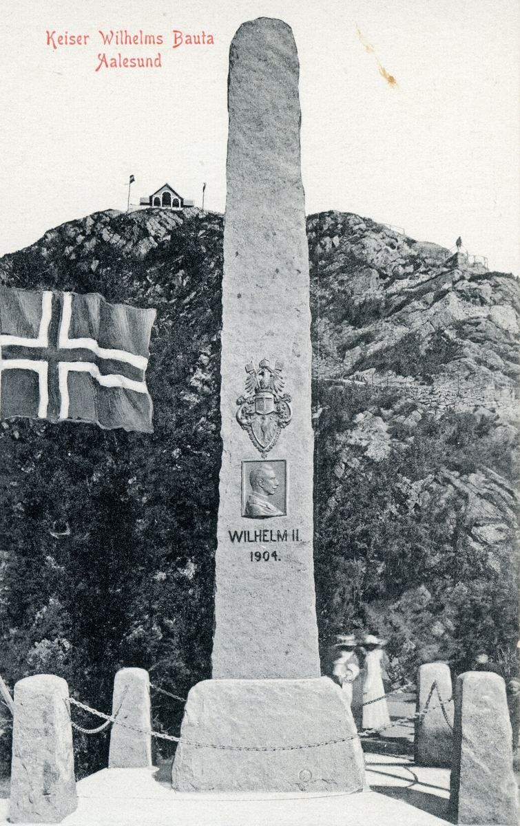 Motiv av Keiser Wilhelm II's bauta i Ålesunds park. I bakgrunnen er Aksla og Fjellstua.