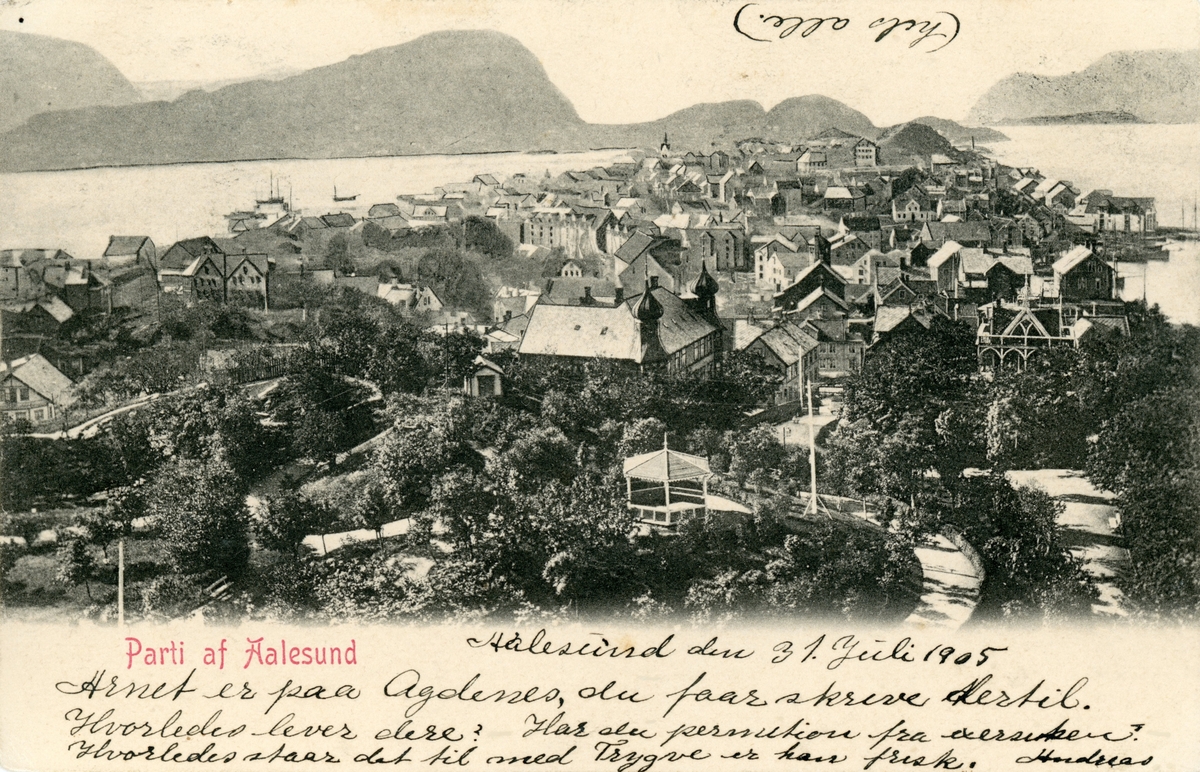 Oversiktsbilde av Ålesund by og parken sett fra Aksla.