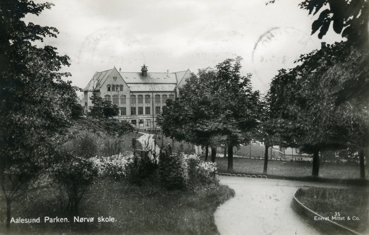 Motiv fra parken i Ålesund med Nørvøy skole i bakgrunnen.
