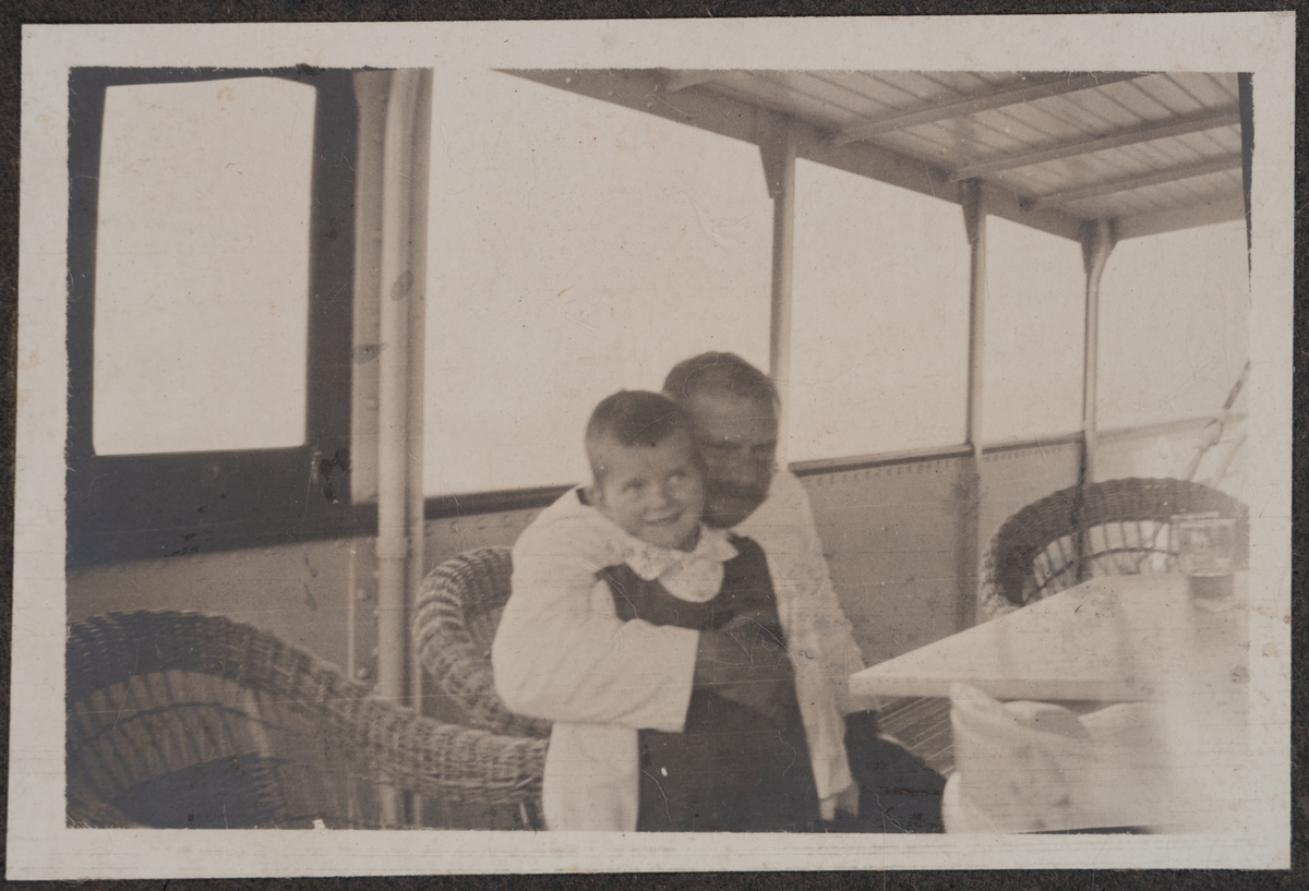Gösta och Wilhelm Grundberg på Balboa.
Bildtext: "Faders kärlek"