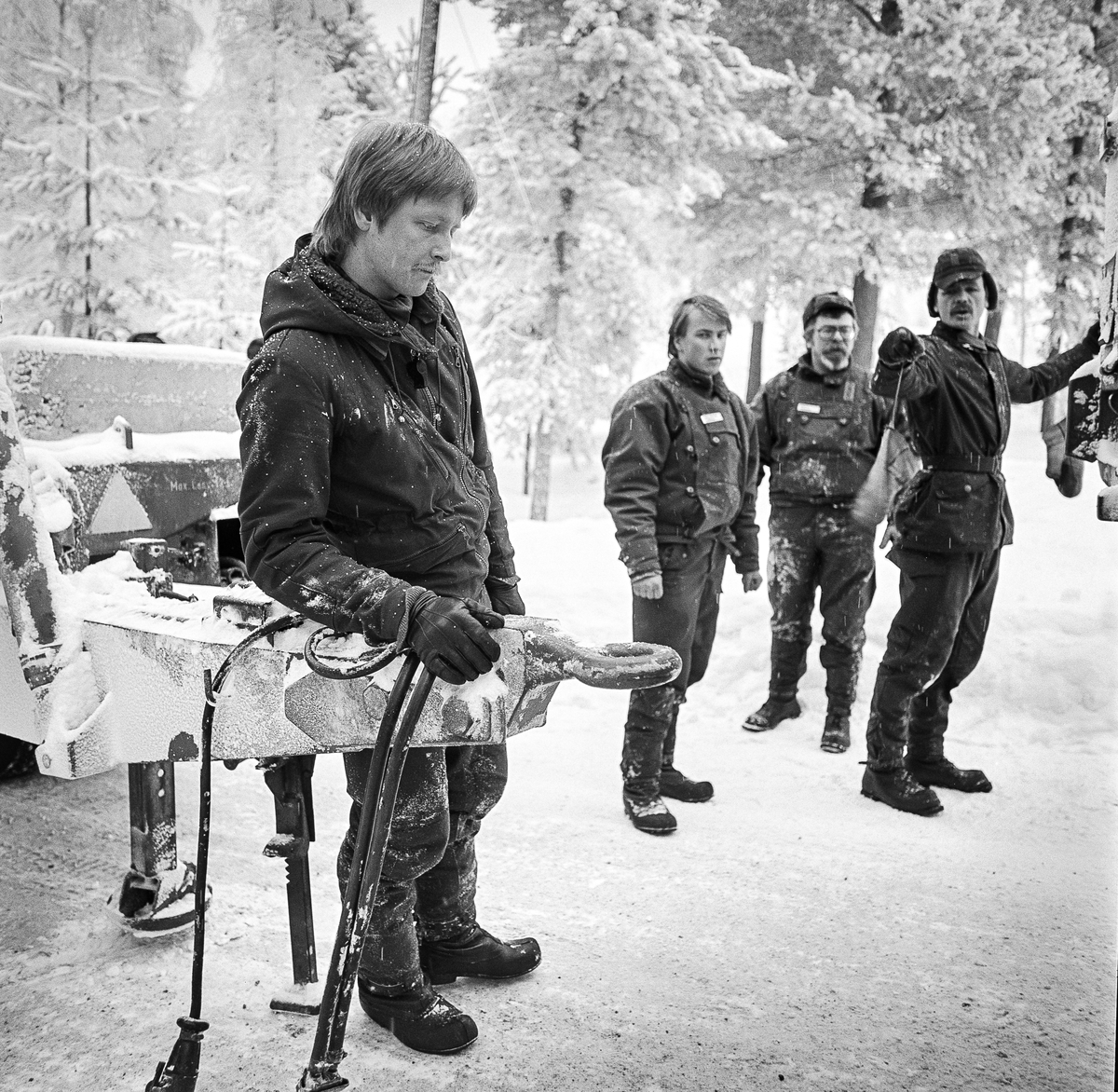 Sveg 1982.

Bandtraktorkärror med barlast hade vi på lastbilarna vid de flesta körövningar.
Körläraren, kapten Bo Tiderman, längst bak.